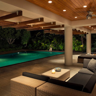 チャールストンの小さい長方形トロピカルスタイルのおしゃれな裏庭プール (天然石敷き) の写真