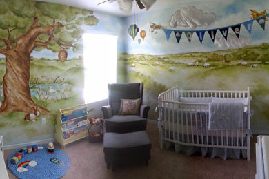タンパにあるお手頃価格の中くらいなトラディショナルスタイルのおしゃれな赤ちゃん部屋の写真