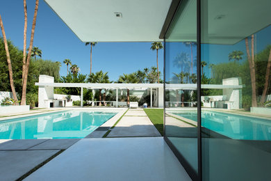 Example of a mid-century modern pool design in Los Angeles