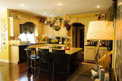 Example of a classic kitchen design in Kansas City