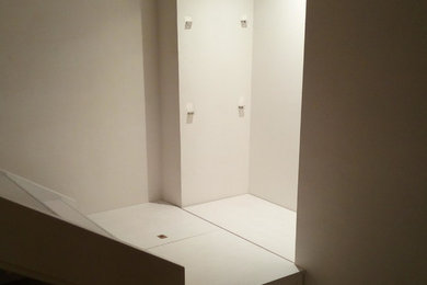 Ispirazione per una piccola cabina armadio per uomo minimalista con ante a filo, ante in legno chiaro, pavimento in gres porcellanato e pavimento rosso