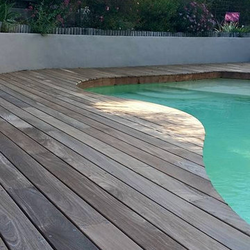 Tour de piscine aux formes courbées