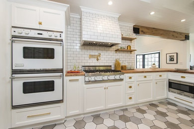 Example of a kitchen design in Los Angeles