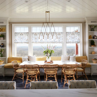 Idées déco pour une salle à manger ouverte sur la cuisine campagne de taille moyenne avec un mur beige, un sol noir et un sol en calcaire.