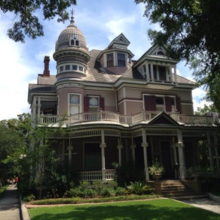 Idéer för ett stort klassiskt rosa trähus, med tre eller fler plan och valmat tak