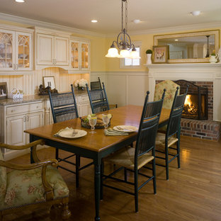 Aménagement d'une salle à manger de taille moyenne avec un sol en bambou, une cheminée standard et un sol marron.