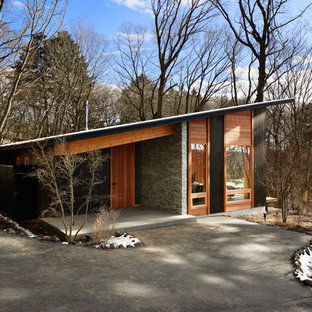 他の地域のコンテンポラリースタイルのおしゃれな家の外観 (茶色い外壁、片流れ屋根) の写真