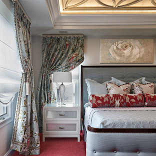 Idéer för att renovera ett mellanstort vintage huvudsovrum, med heltäckningsmatta, rött golv och beige väggar