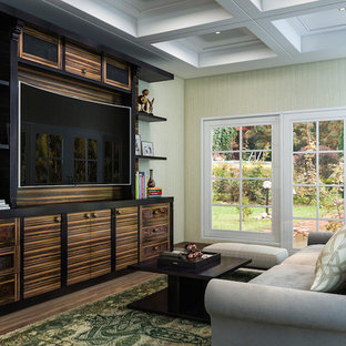 Inspiration för ett mellanstort funkis allrum med öppen planlösning, med mellanmörkt trägolv, en inbyggd mediavägg och gröna väggar