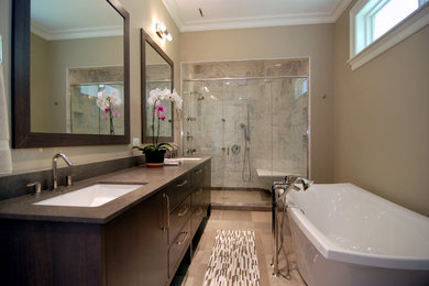 Example of a minimalist bathroom design in Chicago