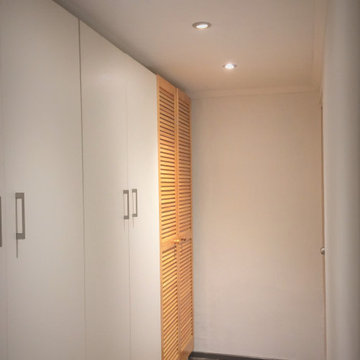 Un corredor iluminado y funcional.