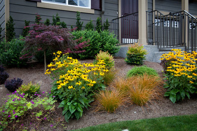 This is an example of a mid-sized arts and crafts front yard xeriscape in Seattle.