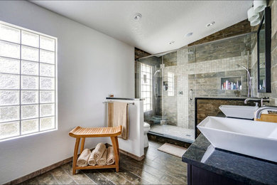 Idées déco pour une salle de bain moderne avec une douche ouverte, un carrelage beige, des carreaux de porcelaine, un mur beige, un sol en carrelage de porcelaine et un sol beige.