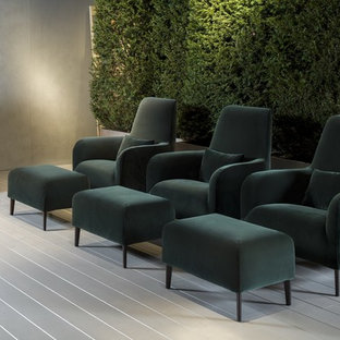 Réalisation d'une petite salle de cinéma design fermée avec un mur gris, un sol en bois peint et un sol gris.