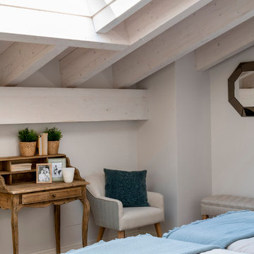 Sala de estar, dormitorio y baño en buhardilla
