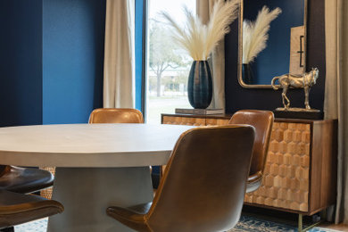 Diseño de despacho rural de tamaño medio con paredes azules, suelo de madera clara, escritorio independiente y suelo beige