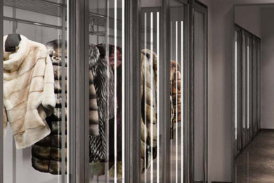 Идея дизайна: большой шкаф в нише в классическом стиле с стеклянными фасадами, серыми фасадами, полом из керамической плитки и серым полом для женщин