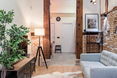 Diseño de sala de estar abierta retro de tamaño medio con suelo de madera en tonos medios, vigas vistas y ladrillo