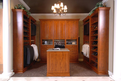 Example of a classic closet design in New York