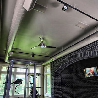 ポートランドの中サイズのインダストリアルスタイルのおしゃれな多目的ジム (黒い壁、濃色無垢フローリング) の写真