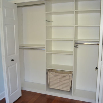 Reach-In Close with Wire Hamper