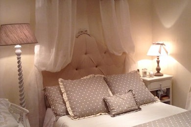 Camera da letto con gioco di tessuti e tendaggi