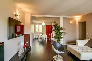 Idée de décoration pour un grand salon design ouvert avec un mur blanc, parquet foncé et un téléviseur fixé au mur.