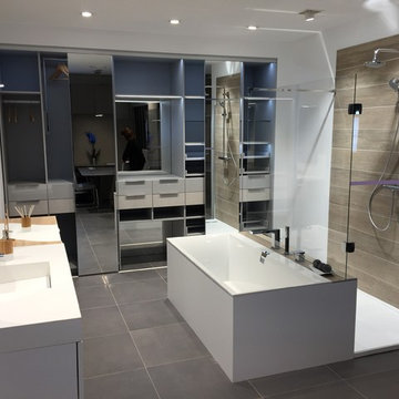 salle de bains contemporaine avec dressing