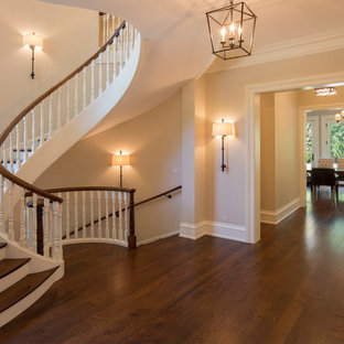 Idéer för att renovera en stor eklektisk foajé, med beige väggar, mellanmörkt trägolv, en pivotdörr, mellanmörk trädörr och brunt golv