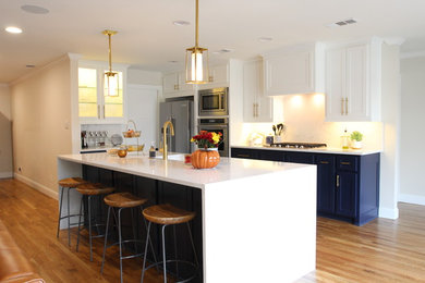 Eat-in kitchen - mid-sized modern medium tone wood floor and brown floor eat-in kitchen idea in Dallas with a single-bowl sink, shaker cabinets, white cabinets, white backsplash, marble backsplash, stainless steel appliances and an island