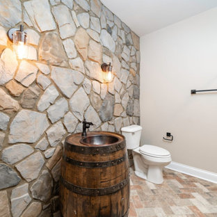 Badezimmer mit Steinplatten und freistehendem Waschtisch Ideen, Design