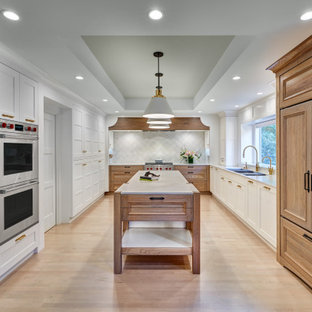 Immagine di una grande cucina con ante in stile shaker, lavello sottopiano, ante bianche, top in quarzo composito, paraspruzzi bianco, paraspruzzi con piastrelle in pietra, elettrodomestici in acciaio inossidabile, parquet chiaro, pavimento marrone, top bianco e soffitto ribassato