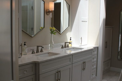 Idéer för mellanstora vintage vitt en-suite badrum, med släta luckor, vita skåp, en öppen dusch, vit kakel, porslinskakel, klinkergolv i porslin, ett undermonterad handfat, bänkskiva i kvarts och vitt golv
