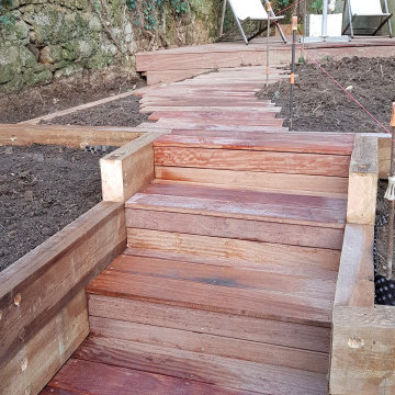 le petit escalier en bois jusqu'à la terrasse bois (travaux)