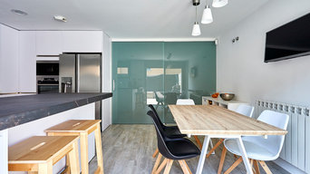Cocina y escalera de cristal en vivienda unifamiliar