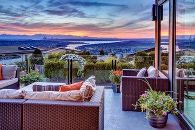 Example of a trendy deck design in Seattle
