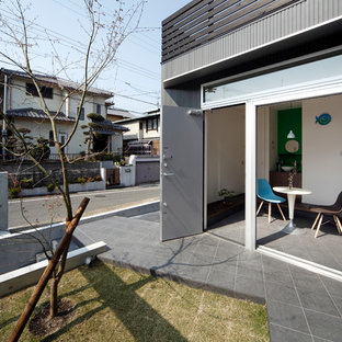 大阪の片開きドア北欧スタイルのおしゃれな玄関 (白い壁、グレーの床、グレーのドア) の写真