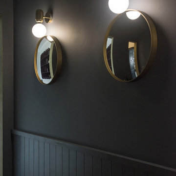Ingresso | Dettaglio boiserie e specchi con applique