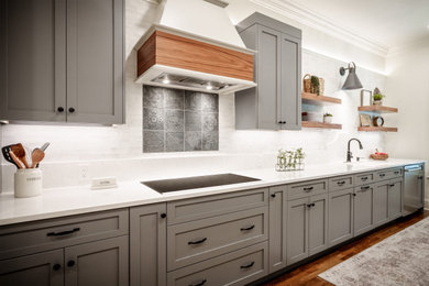 Example of a transitional home design design in Nashville