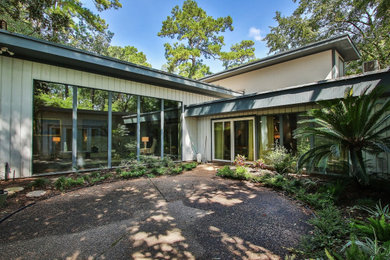 Example of an exterior home design in Houston