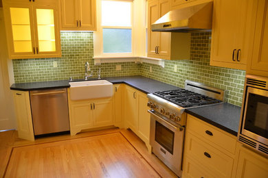 Example of a classic kitchen design in San Francisco
