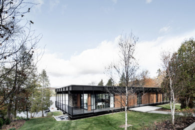 Minimalist front porch idea in Montreal