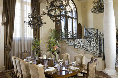 Idee per una sala da pranzo chic con pareti beige e pavimento in marmo