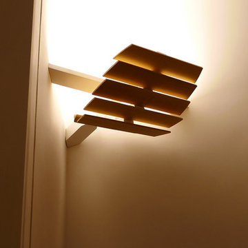 Lampada ad angolo in legno di carpino