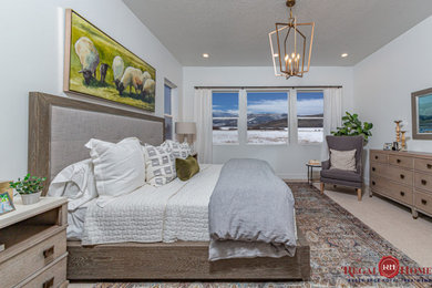 Foto de dormitorio principal con paredes blancas, moqueta y suelo beige