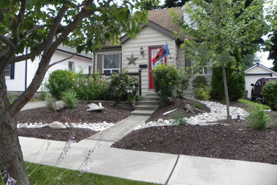 Inspiration for a huge eclectic drought-tolerant and full sun front yard gravel landscaping in Toronto for summer.