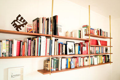 Esempio di un soggiorno design con libreria