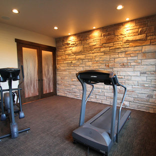 デンバーの中サイズのコンテンポラリースタイルのおしゃれなトレーニングルーム (カーペット敷き、茶色い床、ベージュの壁) の写真