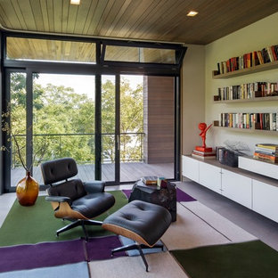 ニューヨークの大きいモダンスタイルのおしゃれな書斎 (白い壁、コンクリートの床、グレーの床) の写真