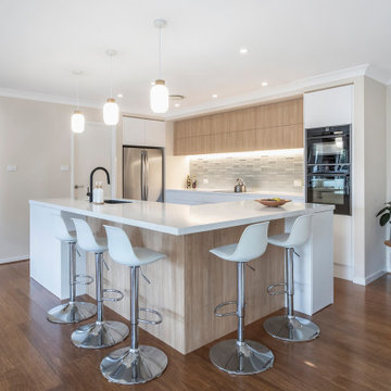 Kitchen with contrasting Calm White and Elegant Oak Cupboards